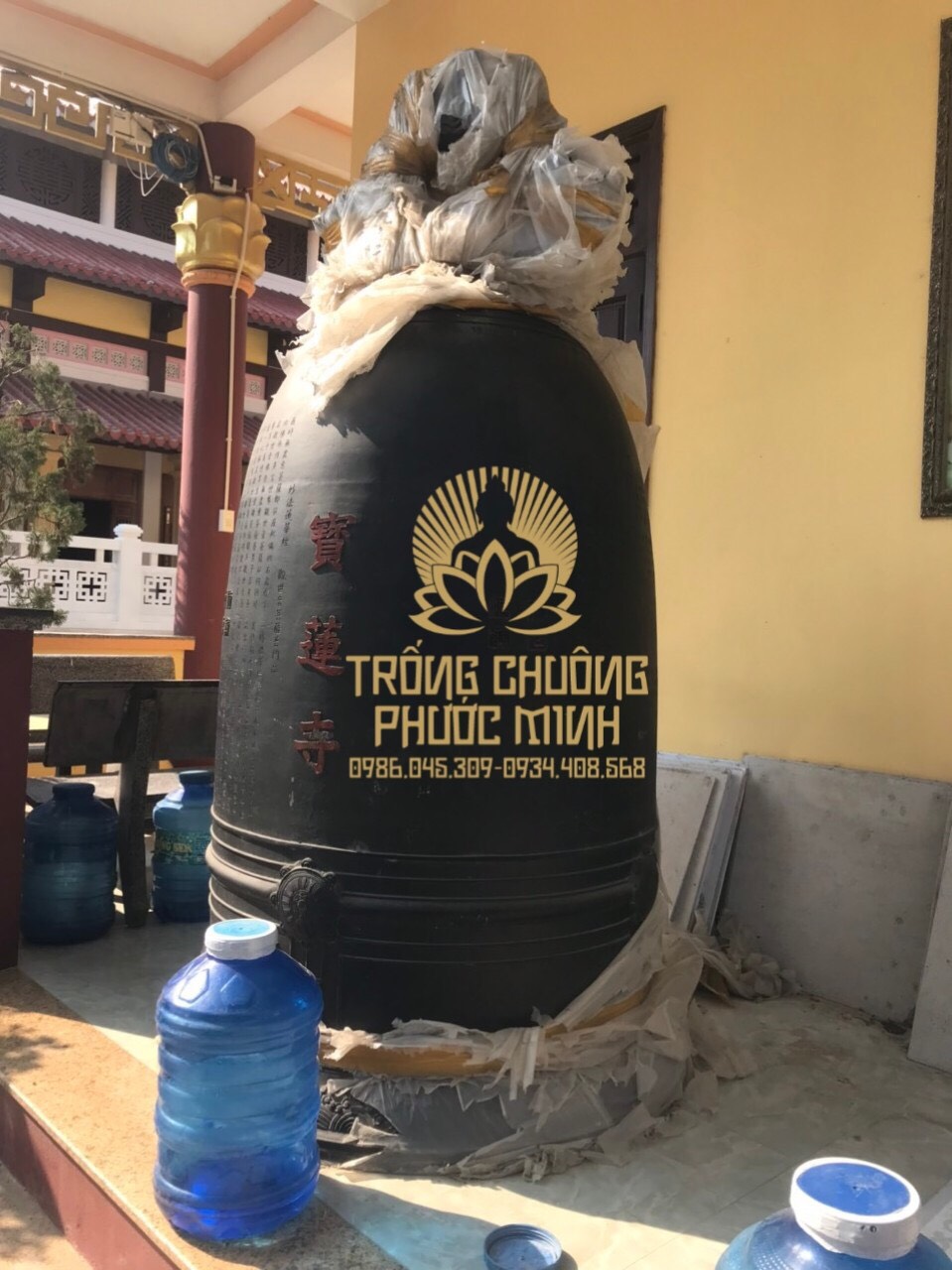 Chuông chùa màu đen