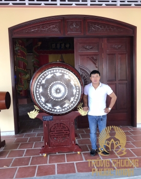 Trống đình có  giá đỡ 